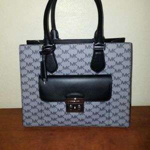 ***SOLD***Michael Kors Leather Bridgette handbag